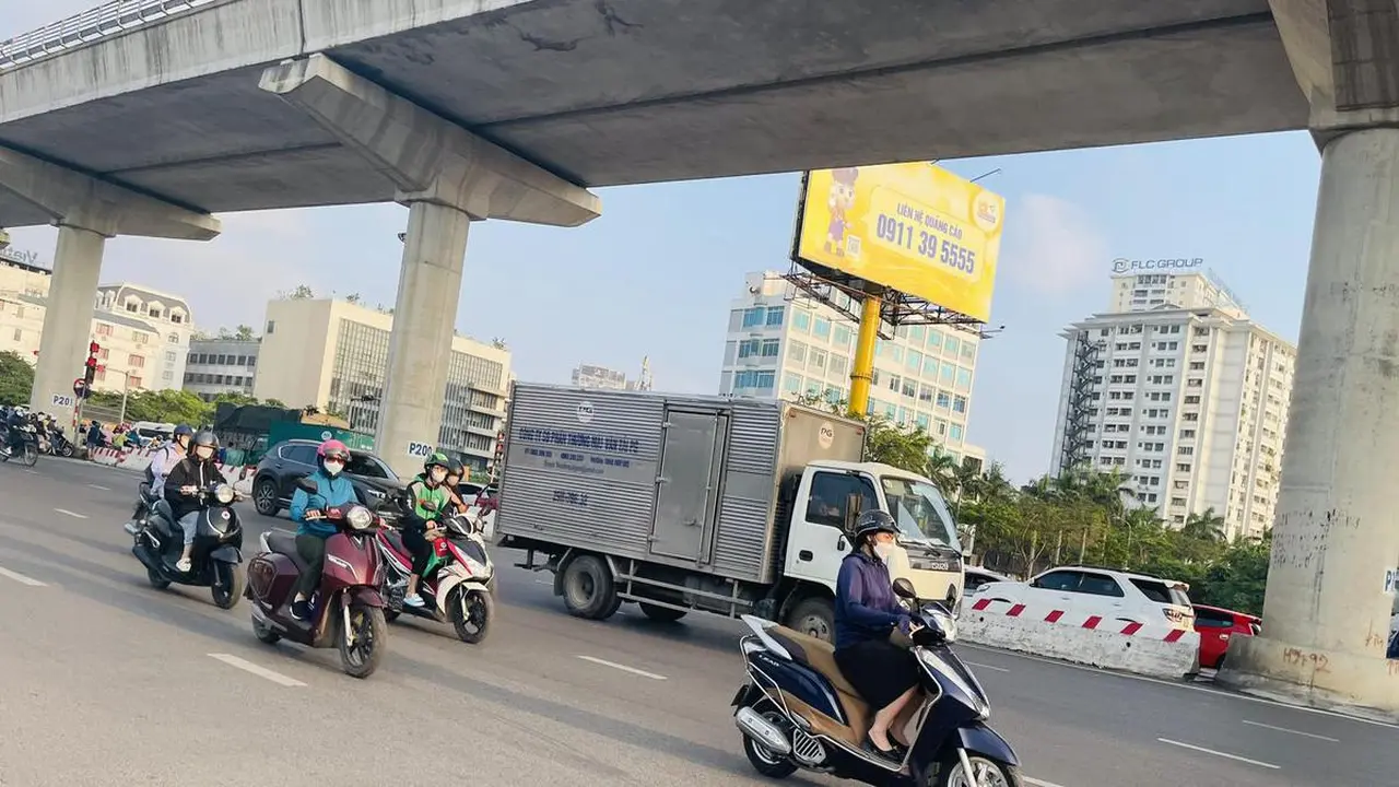 سكان هانوي يستقبلون بشغف أخبار الطقس بعد العواصف الرعدية.